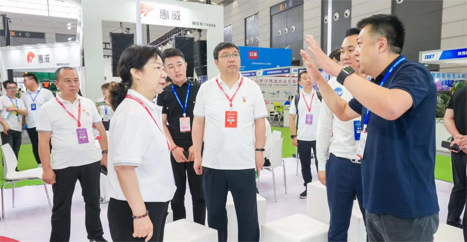 多位領(lǐng)導(dǎo)親臨清聽聲學(xué)展位，全面了解安靜操場、教學(xué)音響等教育體系產(chǎn)品。