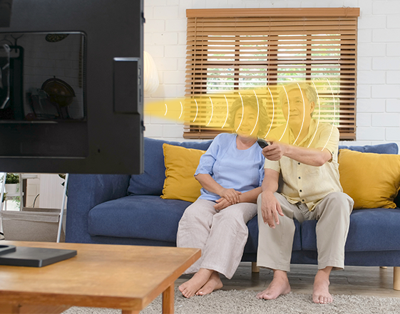 智能電視集成定向音響，個性化聽音，不干擾休息的人。